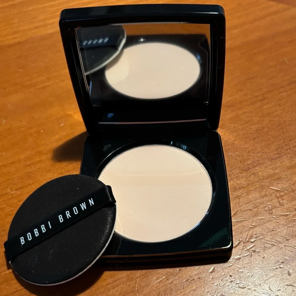 Bobbi Brown Sheer Finish Pressed Powder Soft Porcelain